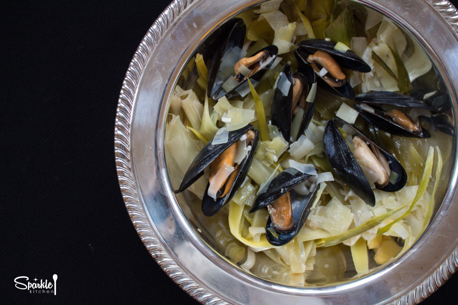 Steamed Mussels with Leeks, Garlic and White Wine